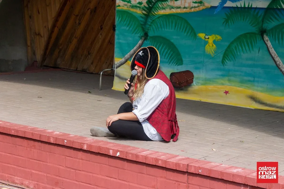 Przygody Misia i Kacpra pirata na letniej scenie biblioteki (zdjęcia, wideo)