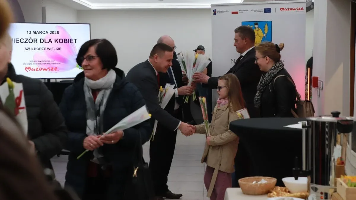 Dziś nie ma pecha. Dziś są kwiaty, muzyka i śpiew. Mieszkańcy Szulborza Wielkiego świętowali Dzień Kobiet (zdjęcia, wideo)