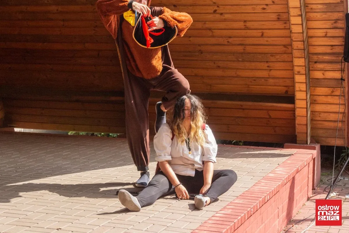 Przygody Misia i Kacpra pirata na letniej scenie biblioteki (zdjęcia, wideo)