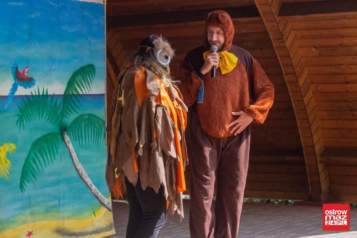 Przygody Misia i Kacpra pirata na letniej scenie biblioteki (zdjęcia, wideo)