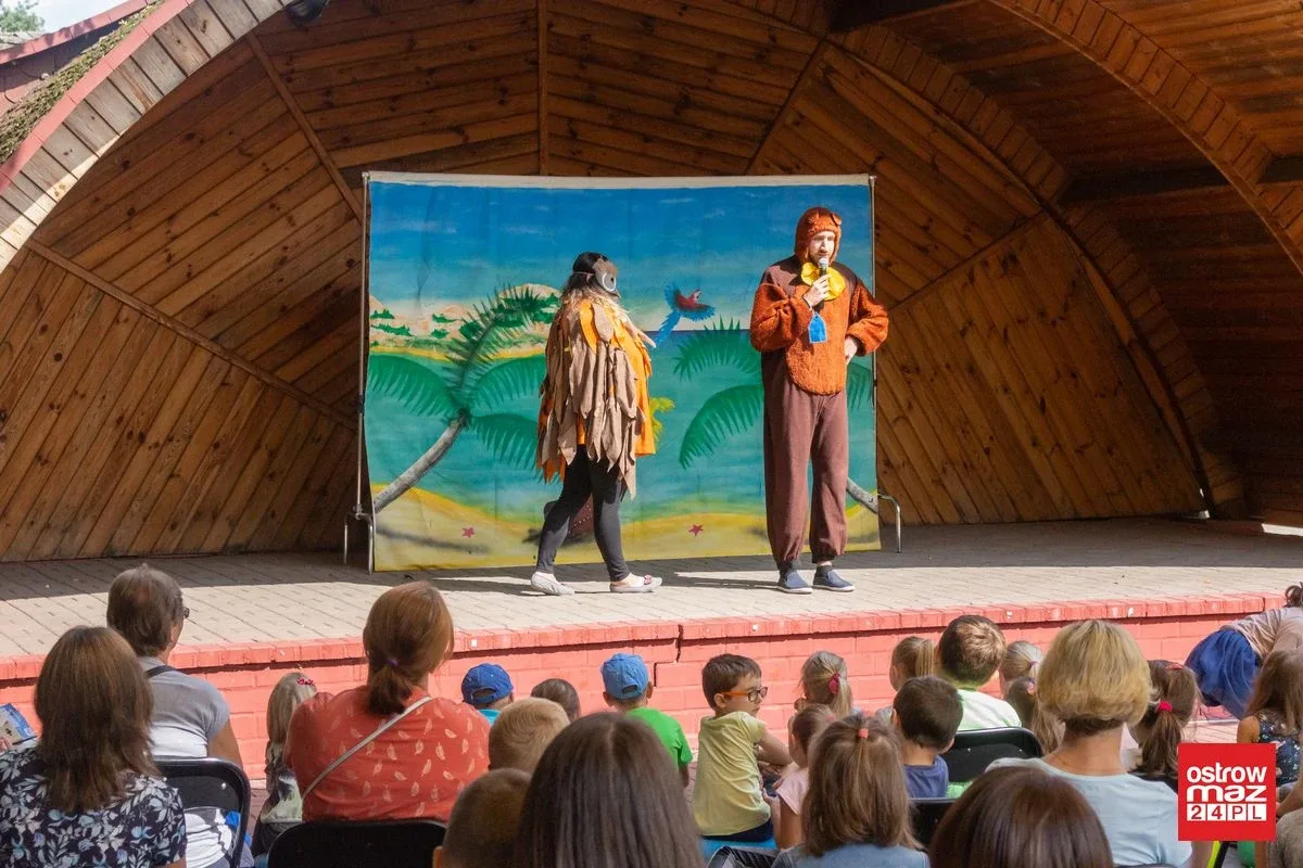 Przygody Misia i Kacpra pirata na letniej scenie biblioteki (zdjęcia, wideo)
