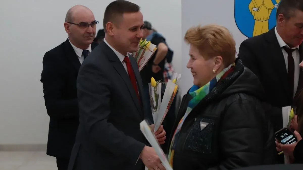 Dziś nie ma pecha. Dziś są kwiaty, muzyka i śpiew. Mieszkańcy Szulborza Wielkiego świętowali Dzień Kobiet (zdjęcia, wideo)
