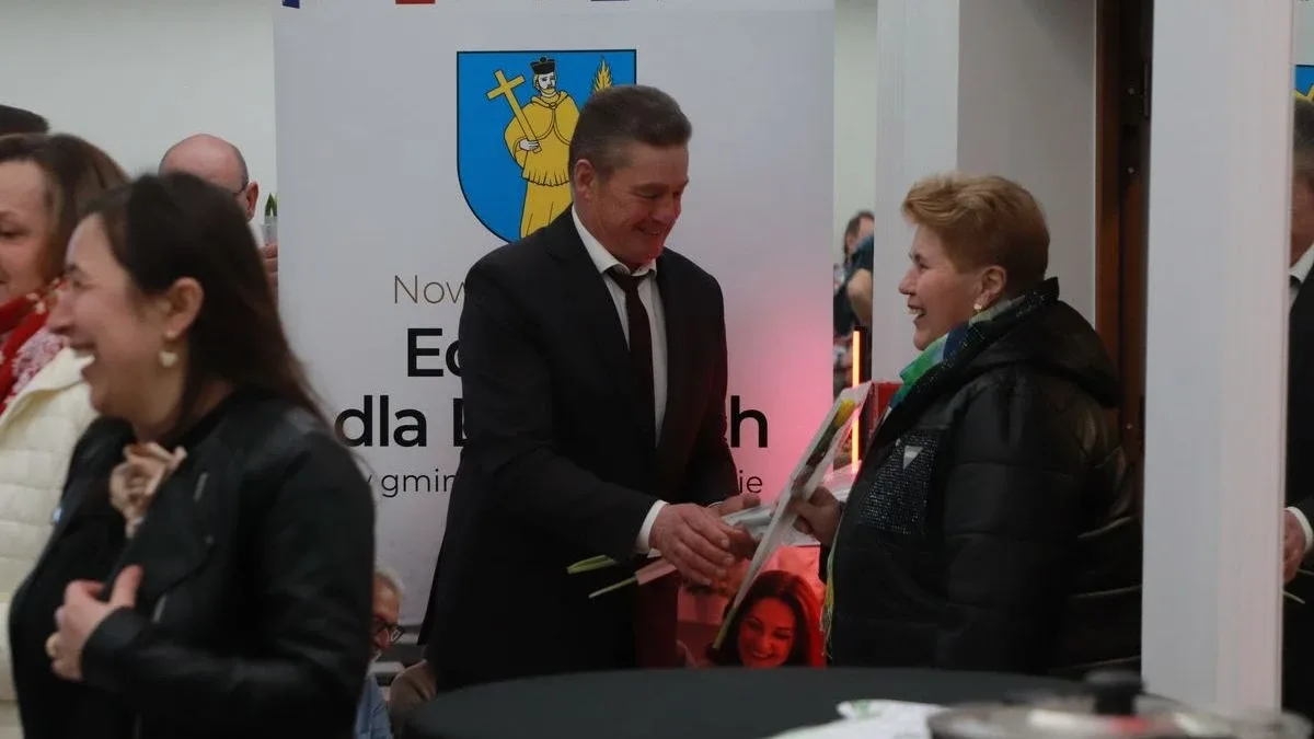 Dziś nie ma pecha. Dziś są kwiaty, muzyka i śpiew. Mieszkańcy Szulborza Wielkiego świętowali Dzień Kobiet (zdjęcia, wideo)