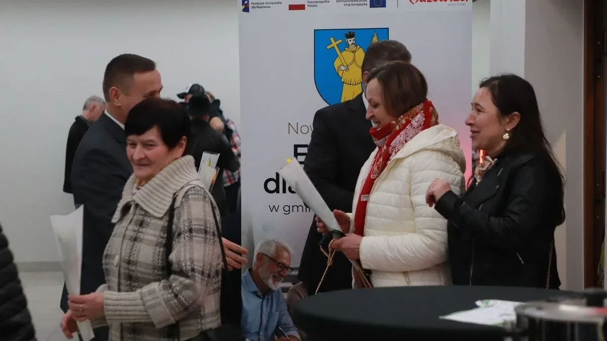 Dziś nie ma pecha. Dziś są kwiaty, muzyka i śpiew. Mieszkańcy Szulborza Wielkiego świętowali Dzień Kobiet (zdjęcia, wideo)