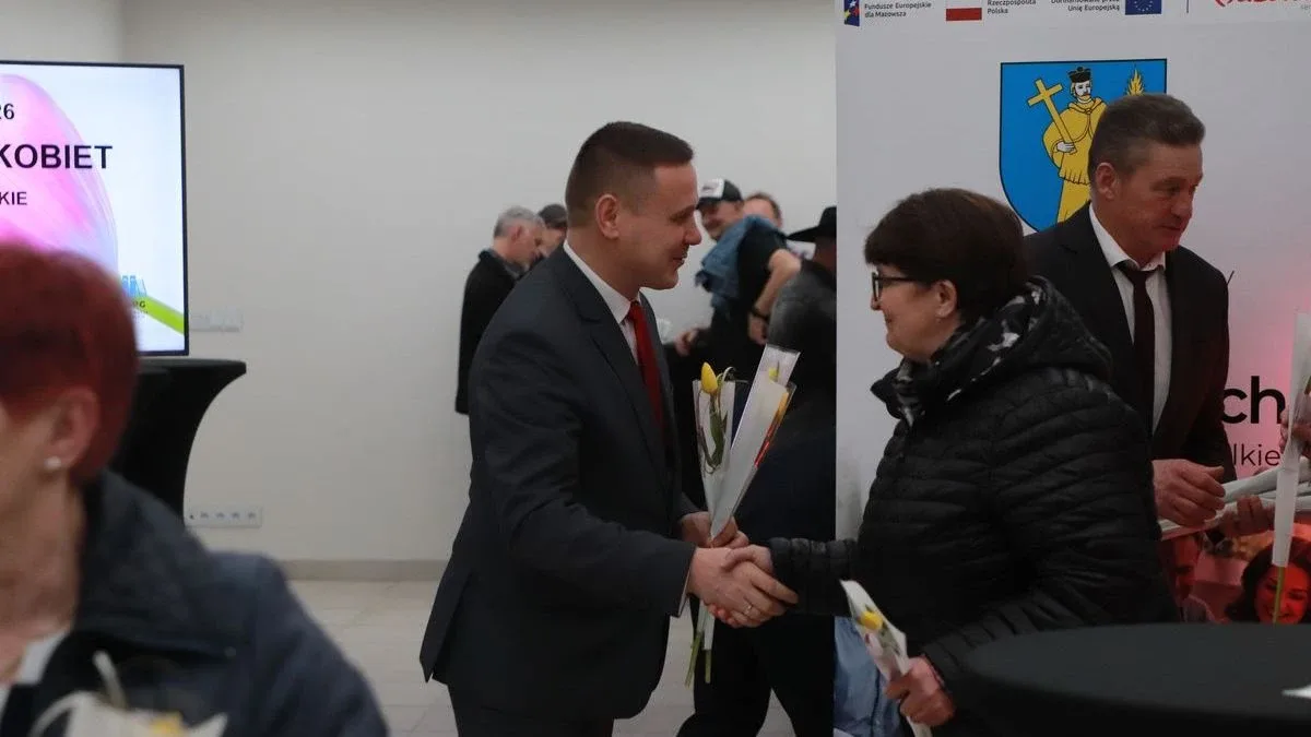 Dziś nie ma pecha. Dziś są kwiaty, muzyka i śpiew. Mieszkańcy Szulborza Wielkiego świętowali Dzień Kobiet (zdjęcia, wideo)