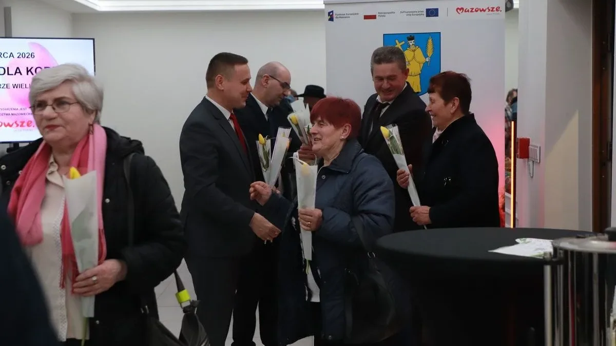 Dziś nie ma pecha. Dziś są kwiaty, muzyka i śpiew. Mieszkańcy Szulborza Wielkiego świętowali Dzień Kobiet (zdjęcia, wideo)