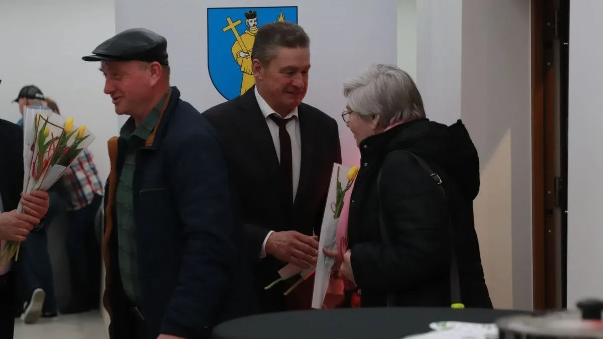 Dziś nie ma pecha. Dziś są kwiaty, muzyka i śpiew. Mieszkańcy Szulborza Wielkiego świętowali Dzień Kobiet (zdjęcia, wideo)