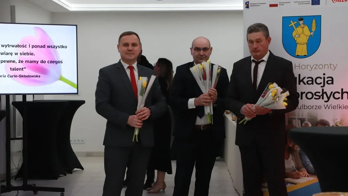 Dziś nie ma pecha. Dziś są kwiaty, muzyka i śpiew. Mieszkańcy Szulborza Wielkiego świętowali Dzień Kobiet (zdjęcia, wideo)