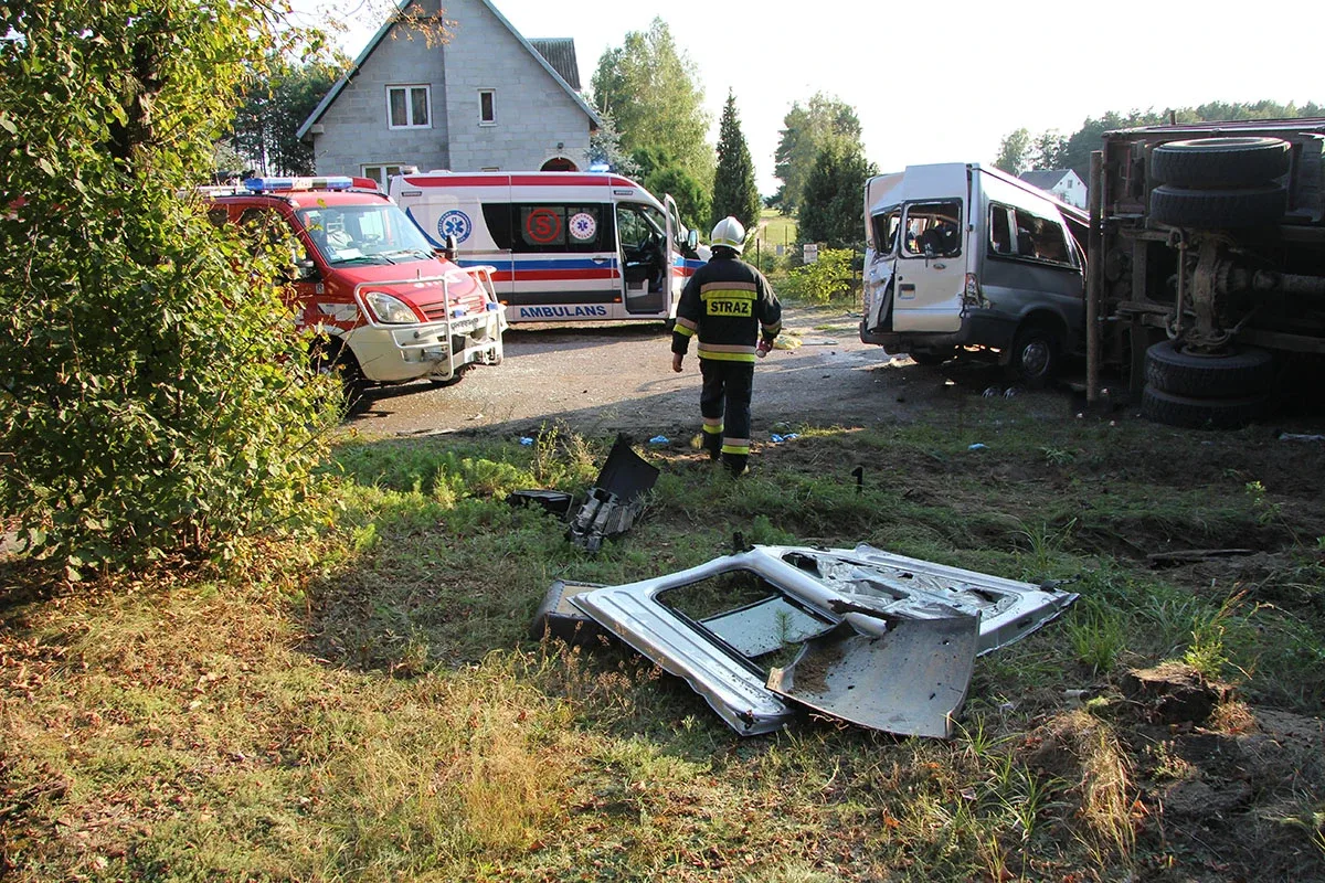 Dwóch mieszkańców powiatu nie żyje. Śmiertelny wypadek pod Ostrołęką (zdjęcia, wideo)