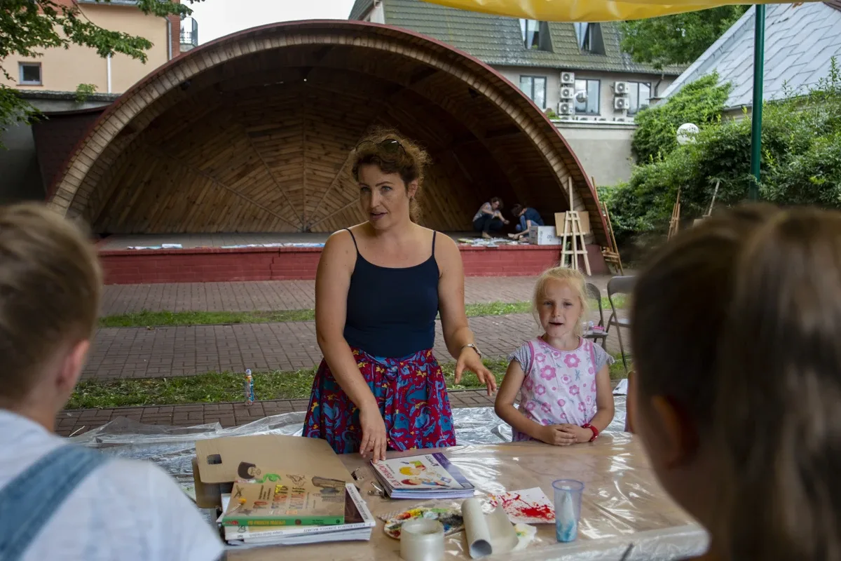 "Sztuka szuka każdego". Warsztaty malarskie i spotkanie autorskie z Anną Pieńkos (zdjęcia, wideo)