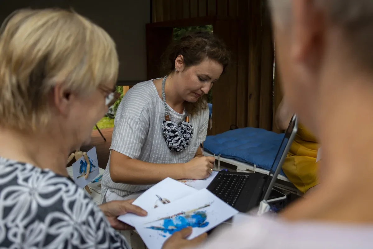 "Sztuka szuka każdego". Warsztaty malarskie i spotkanie autorskie z Anną Pieńkos (zdjęcia, wideo)
