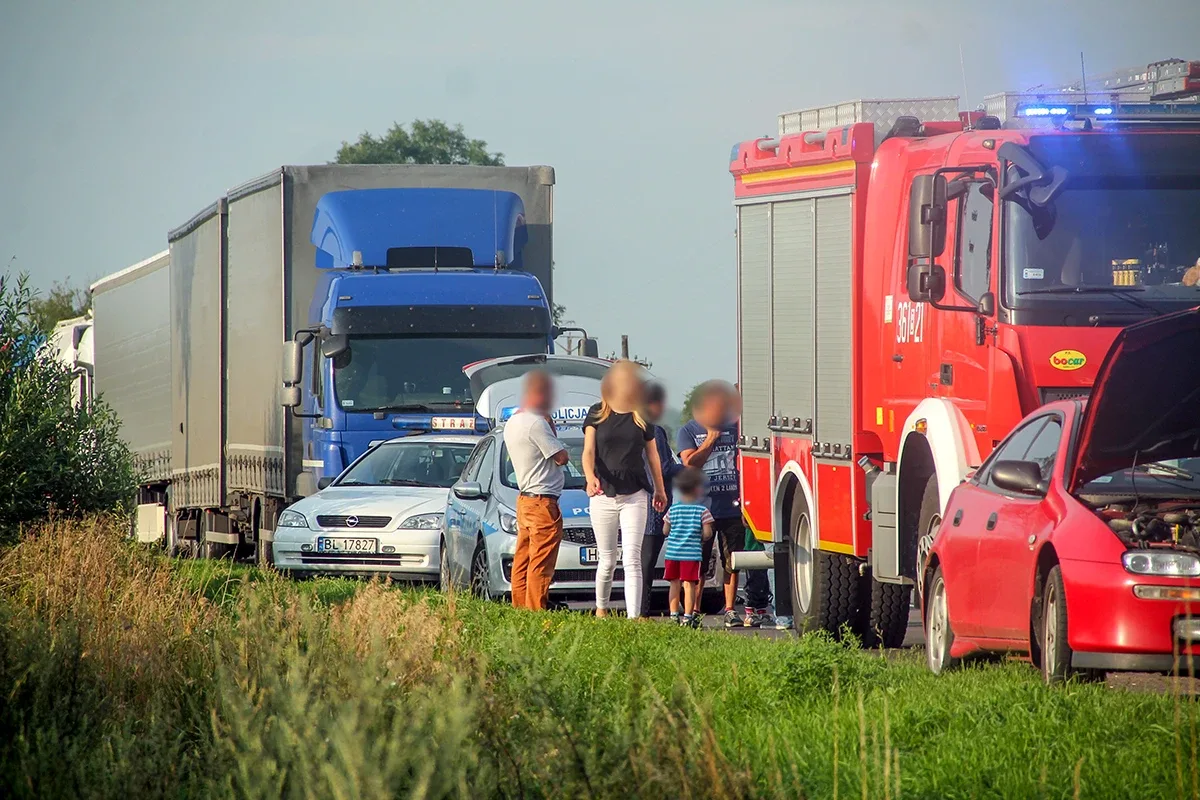 Zderzenie czterech aut na drodze w kierunku Łomży