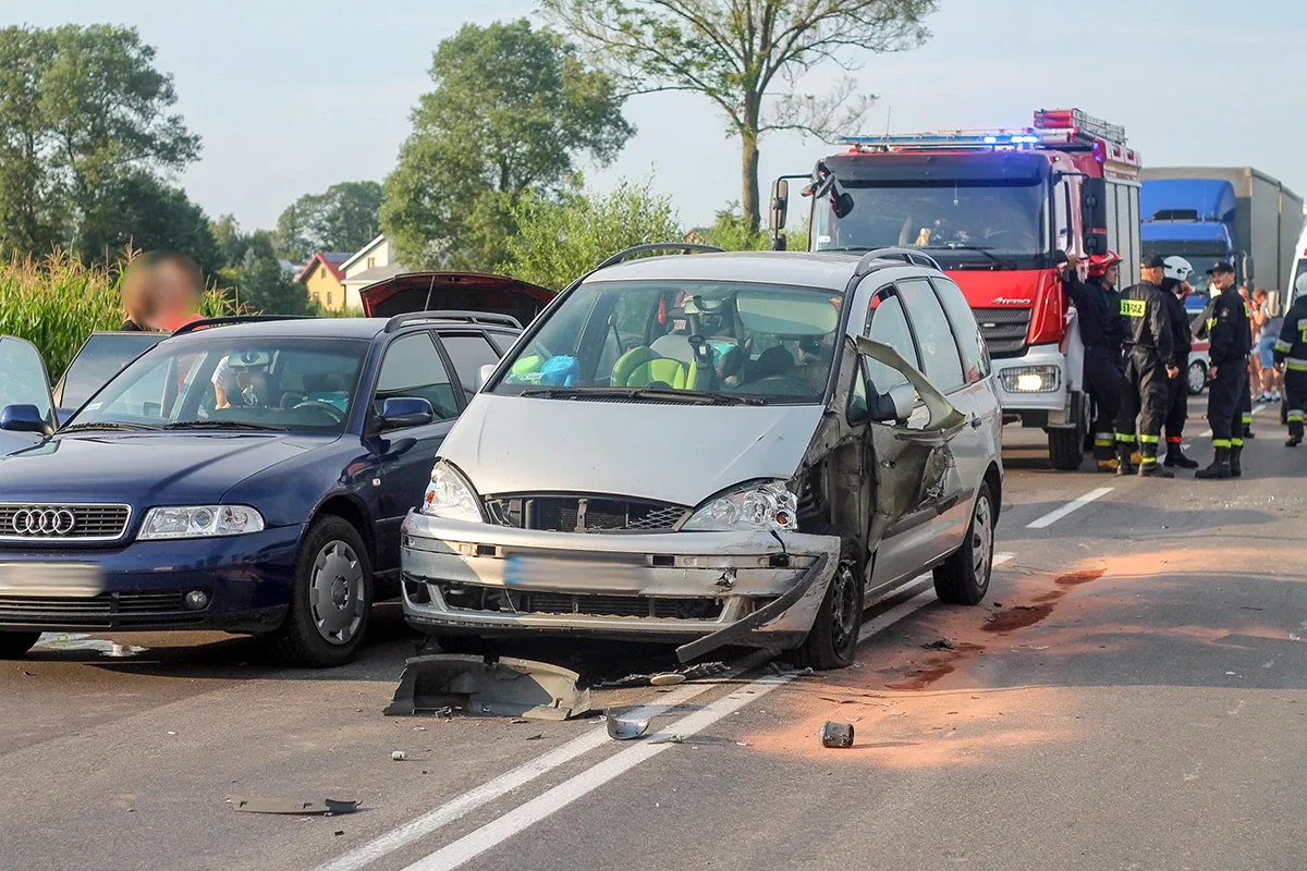 Zderzenie czterech aut na drodze w kierunku Łomży