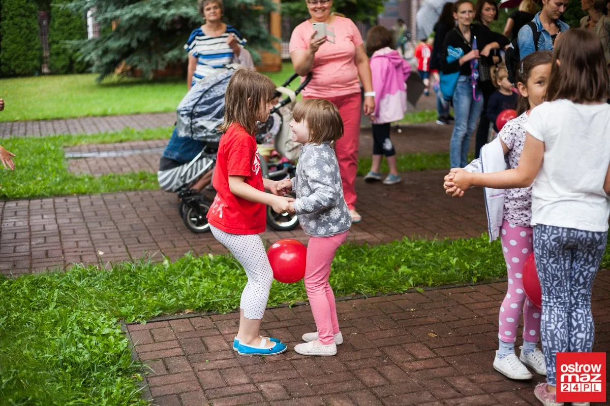 Zabawa dzieci z okazji Dnia Czerwonego Kapturka (zdjęcia, wideo)