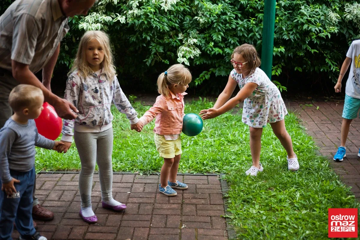 Zabawa dzieci z okazji Dnia Czerwonego Kapturka (zdjęcia, wideo)