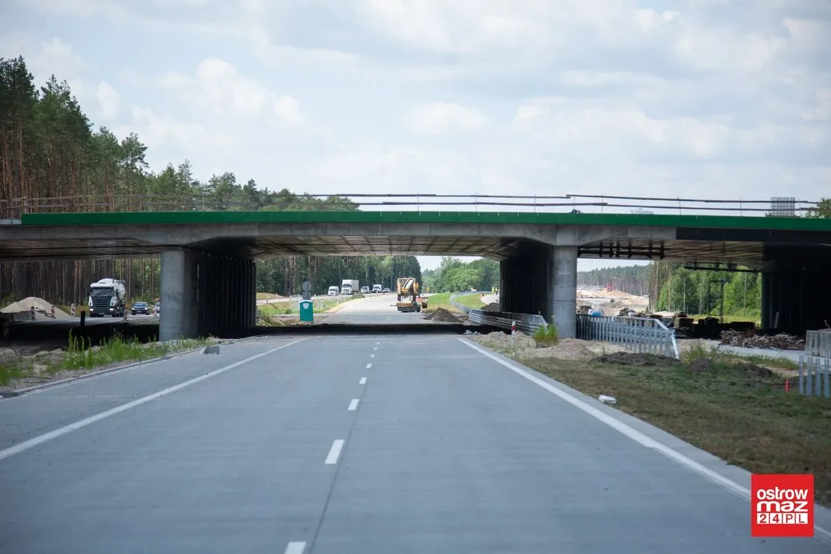 Intensywne prace na odcinkach drogi ekspresowej S8 (zdjęcia)