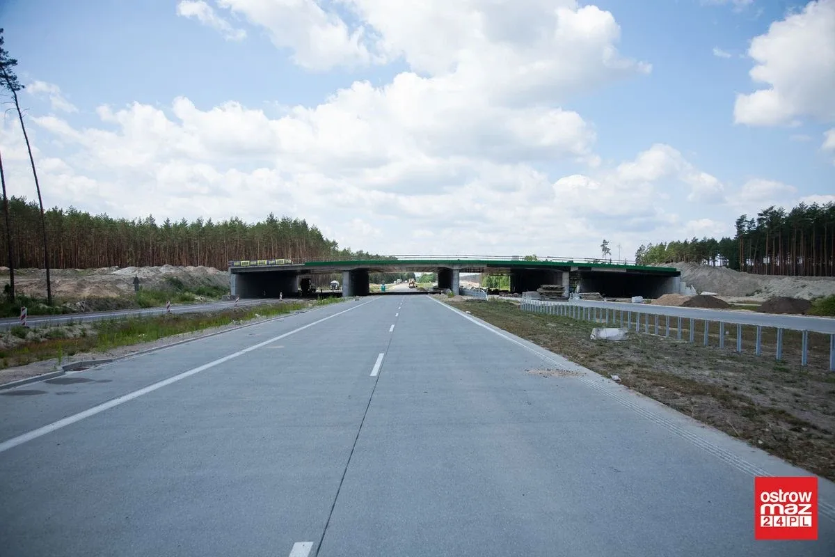 Intensywne prace na odcinkach drogi ekspresowej S8 (zdjęcia)