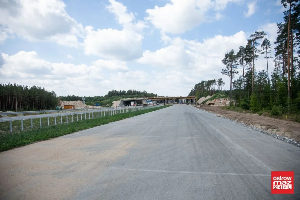 Intensywne prace na odcinkach drogi ekspresowej S8 (zdjęcia)