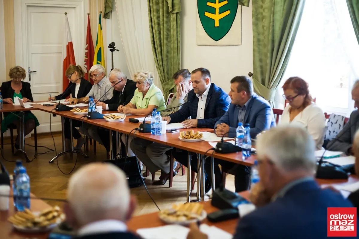 Nadzwyczajna sesja rady miasta bez efektu (zdjęcia, wideo - cała sesja)