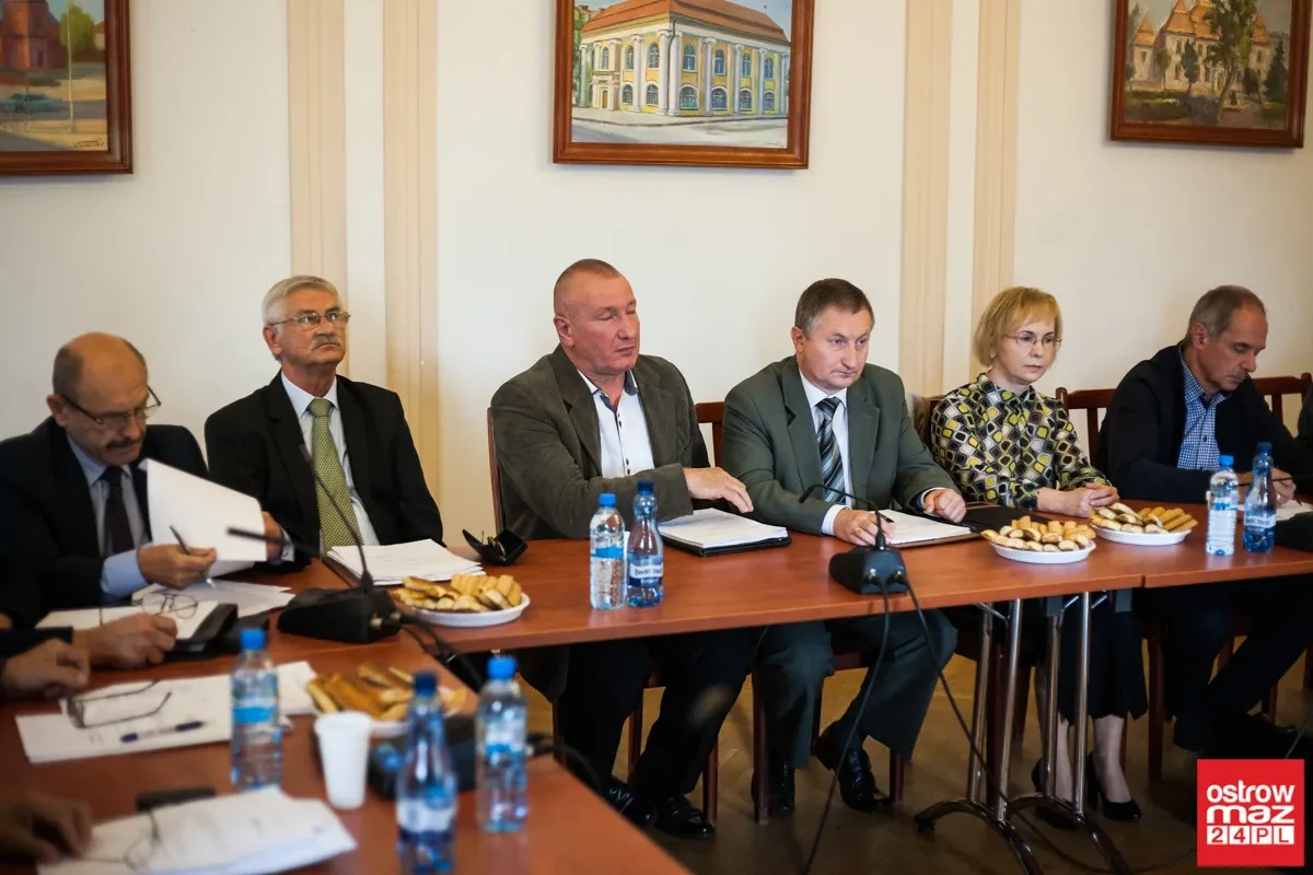 Nadzwyczajna sesja rady miasta bez efektu (zdjęcia, wideo - cała sesja)