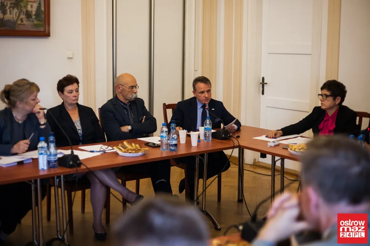 Nadzwyczajna sesja rady miasta bez efektu (zdjęcia, wideo - cała sesja)