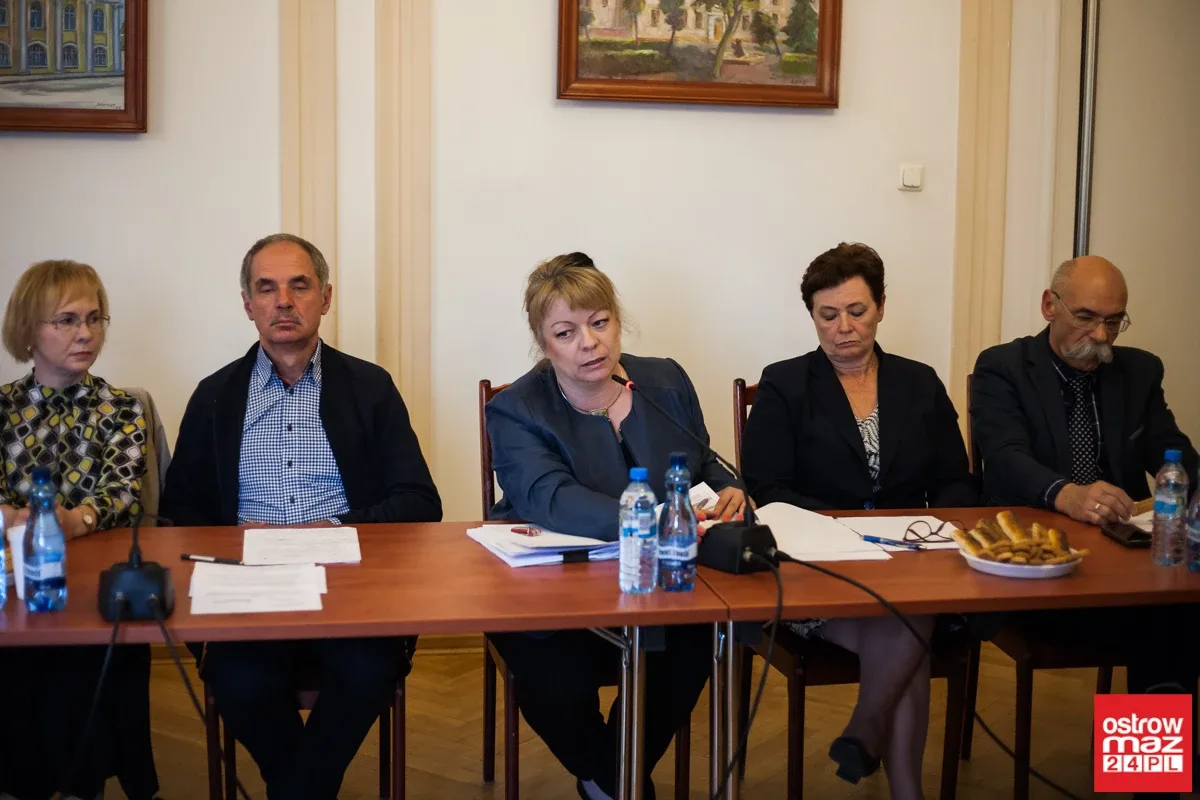 Nadzwyczajna sesja rady miasta bez efektu (zdjęcia, wideo - cała sesja)