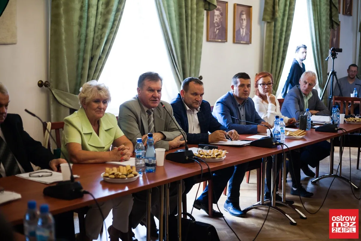 Nadzwyczajna sesja rady miasta bez efektu (zdjęcia, wideo - cała sesja)