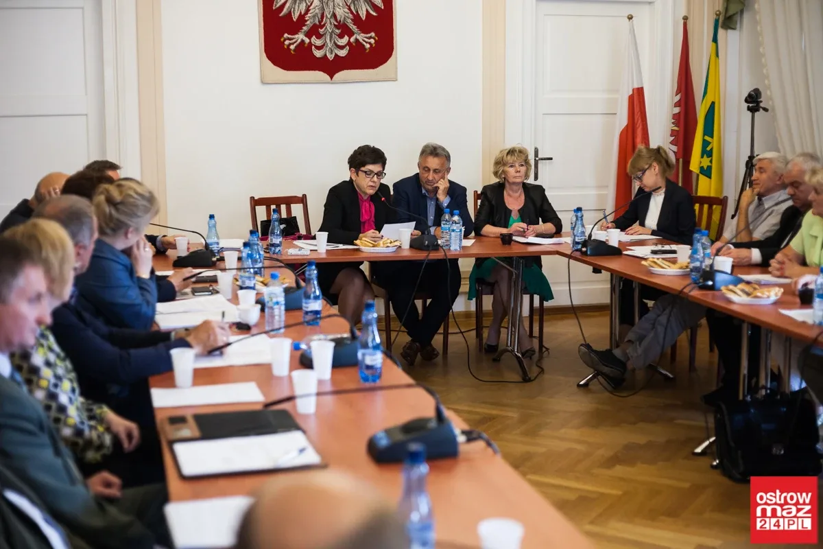 Nadzwyczajna sesja rady miasta bez efektu (zdjęcia, wideo - cała sesja)