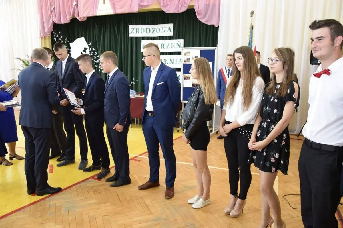 Odebrali świadectwa i rozpoczęli wakacje (zdjęcia)
