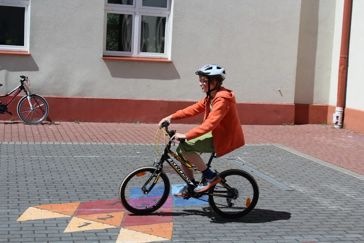 Uczniowie "jedynki" z kartami rowerowymi (zdjęcia)