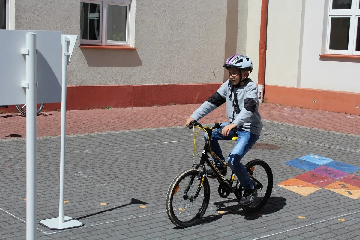 Uczniowie "jedynki" z kartami rowerowymi (zdjęcia)