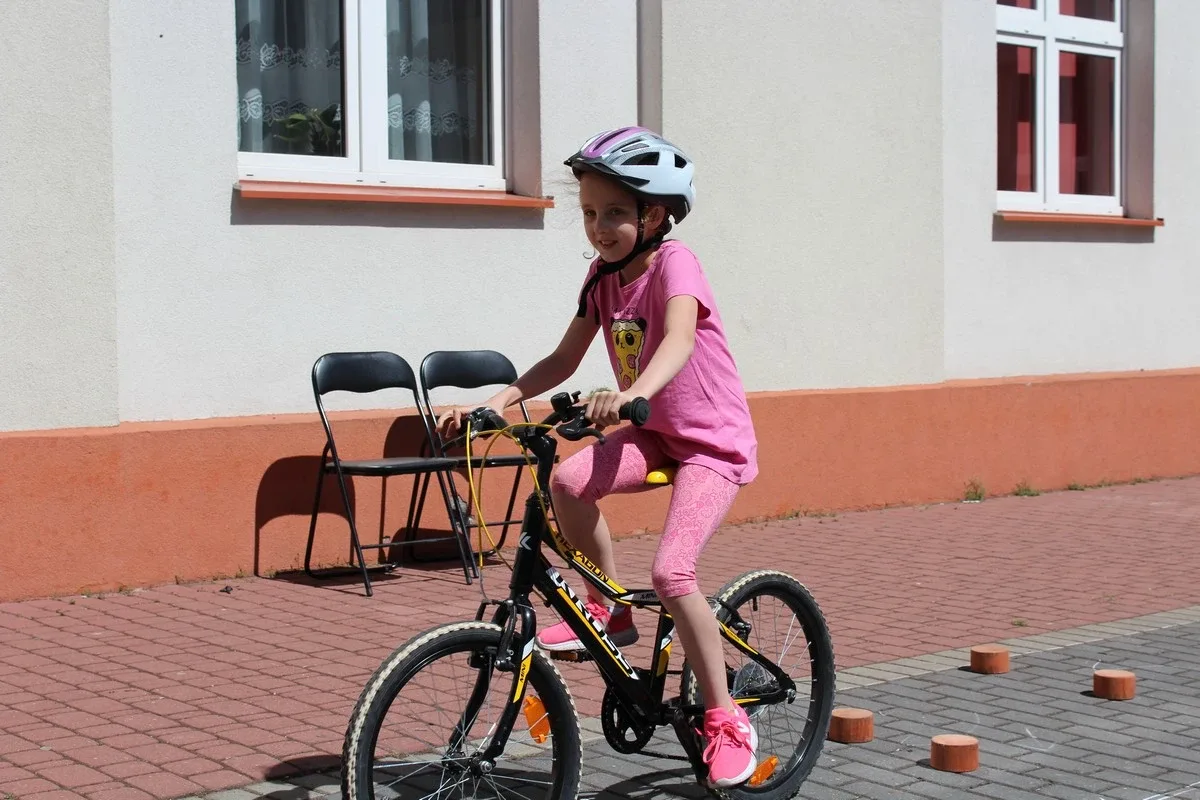 Uczniowie "jedynki" z kartami rowerowymi (zdjęcia)