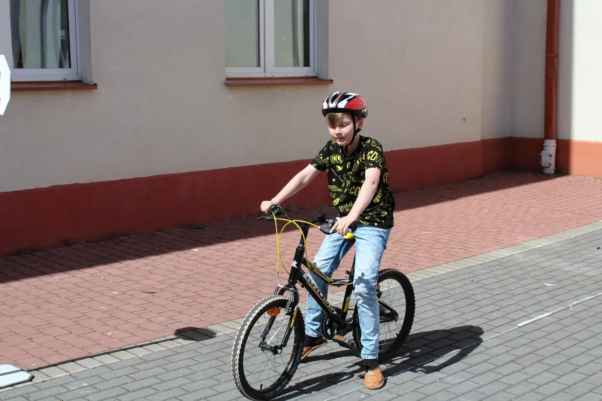 Uczniowie "jedynki" z kartami rowerowymi (zdjęcia)