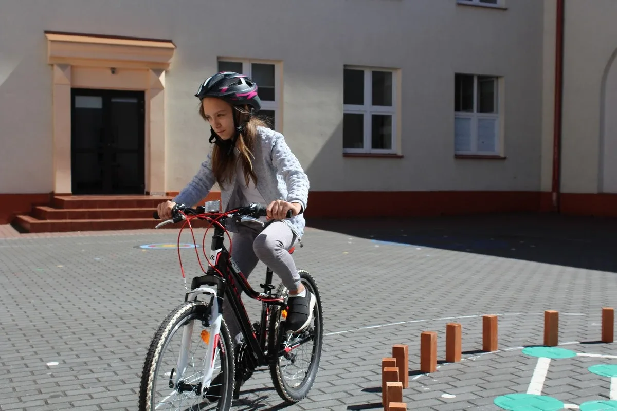 Uczniowie "jedynki" z kartami rowerowymi (zdjęcia)