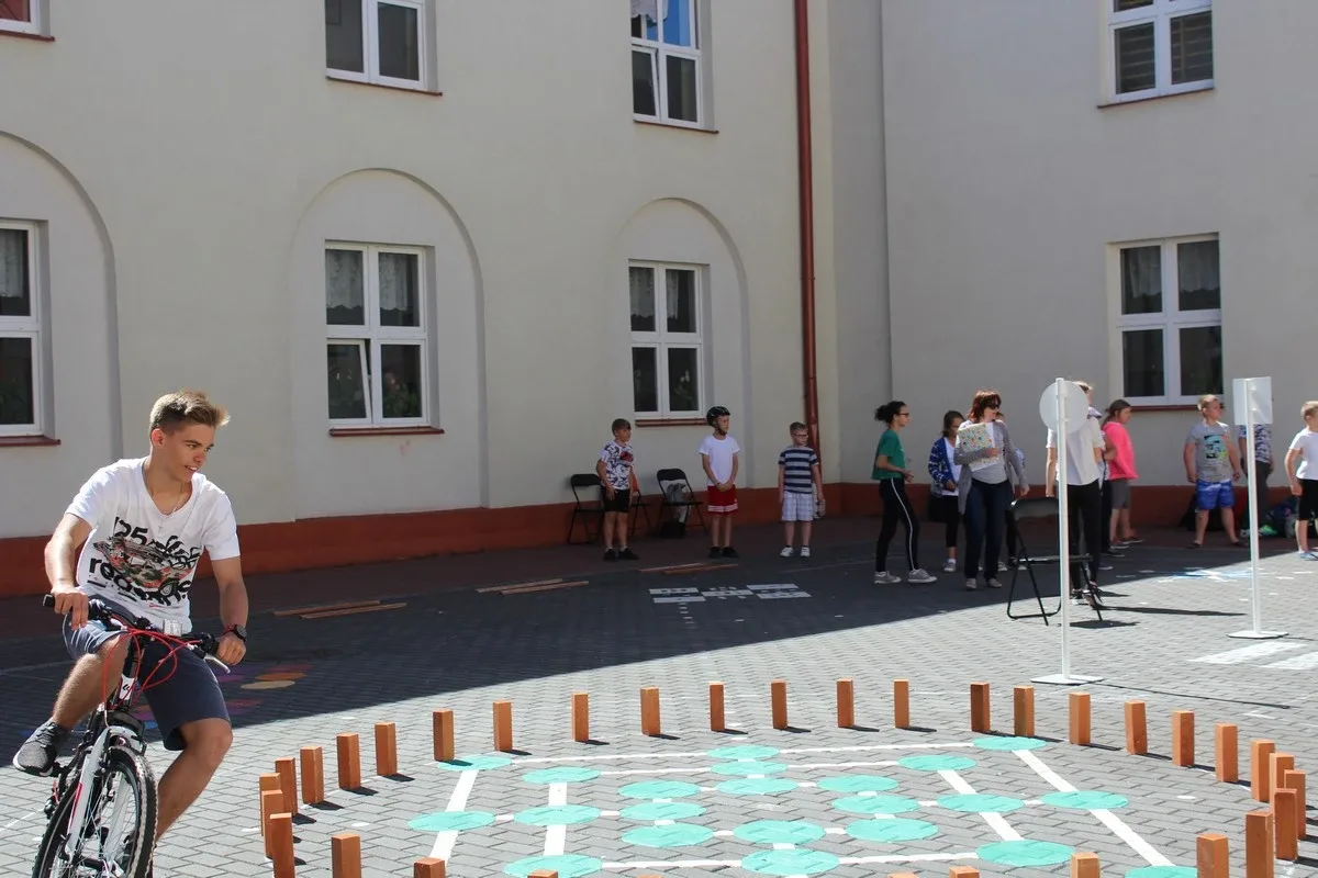 Uczniowie "jedynki" z kartami rowerowymi (zdjęcia)
