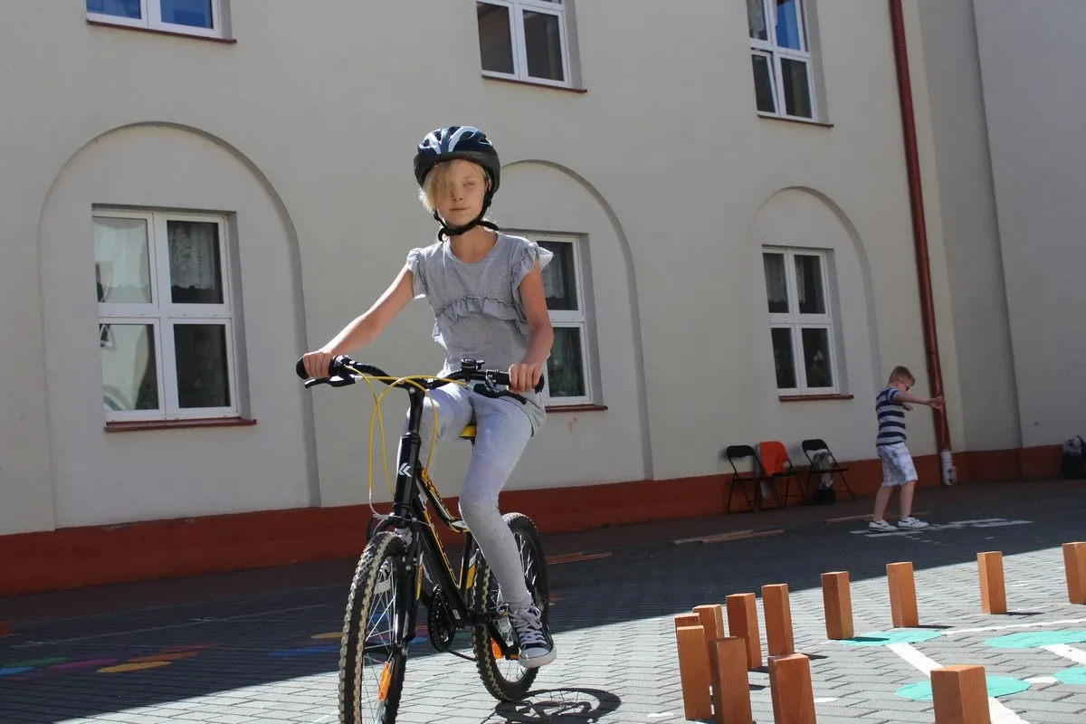 Uczniowie "jedynki" z kartami rowerowymi (zdjęcia)