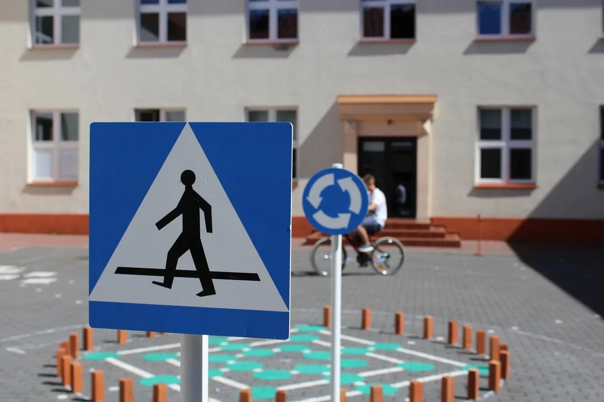 Uczniowie "jedynki" z kartami rowerowymi (zdjęcia)