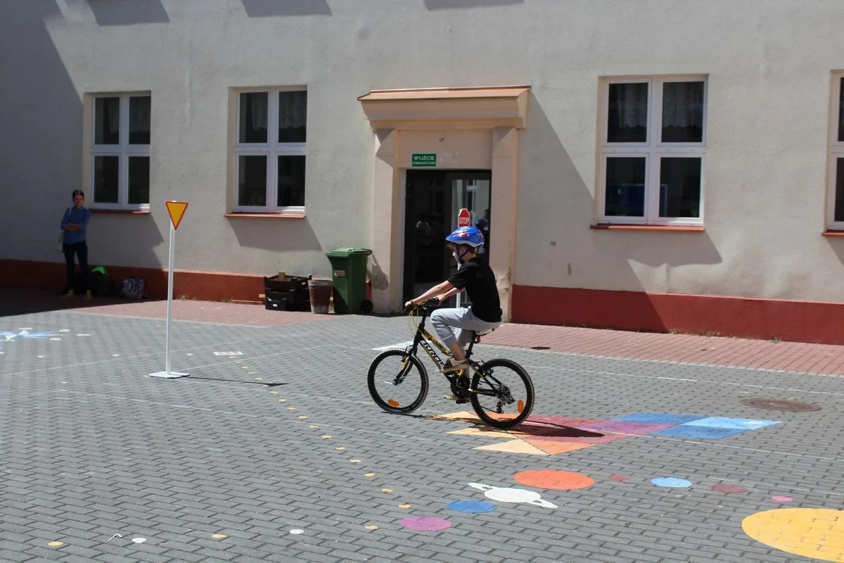 Uczniowie "jedynki" z kartami rowerowymi (zdjęcia)