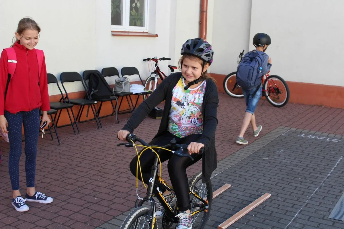 Uczniowie "jedynki" z kartami rowerowymi (zdjęcia)