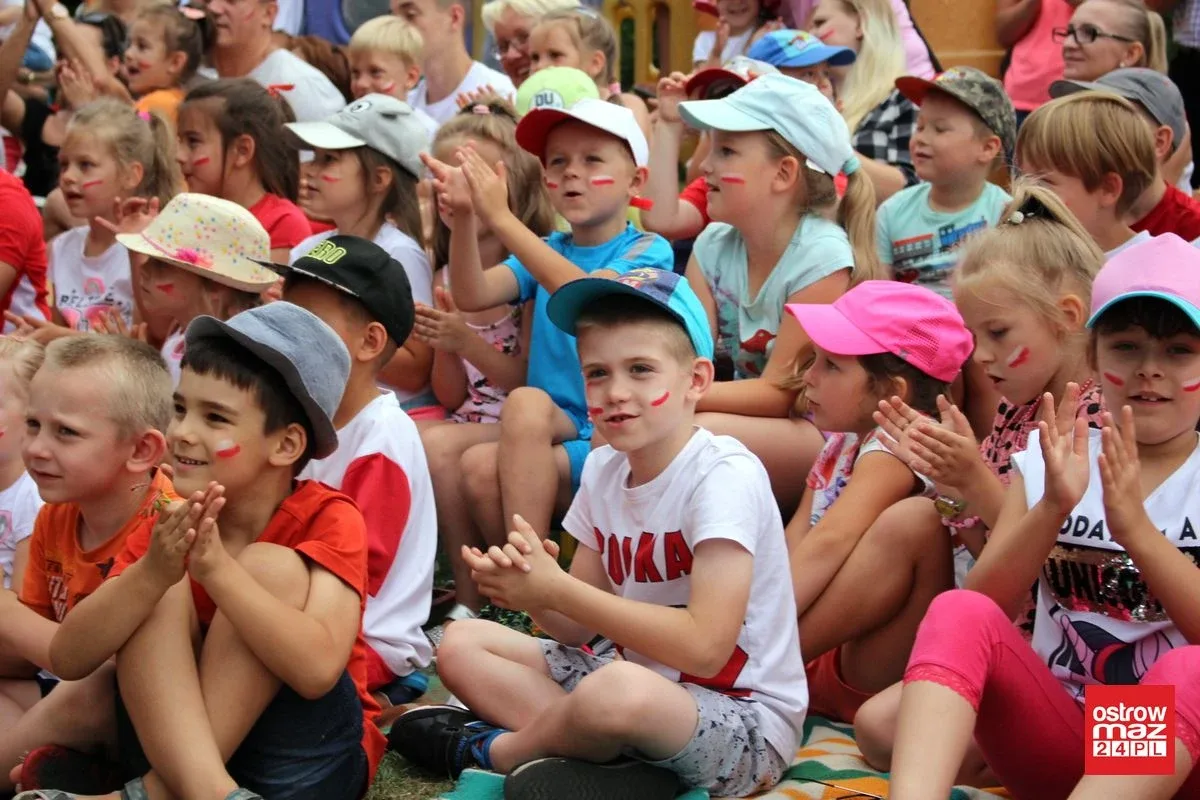 Przedszkolny piknik rodzinny z kapitalnym spektaklem (zdjęcia, wideo)