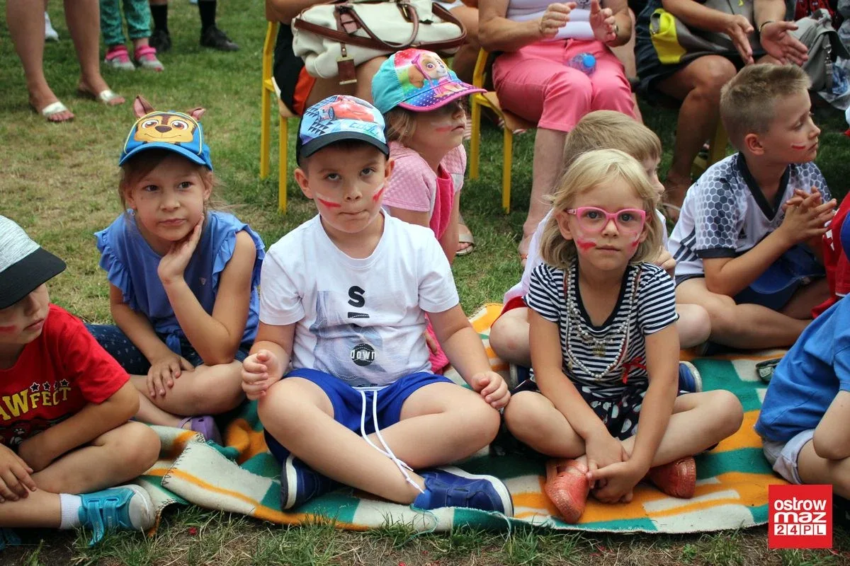 Przedszkolny piknik rodzinny z kapitalnym spektaklem (zdjęcia, wideo)
