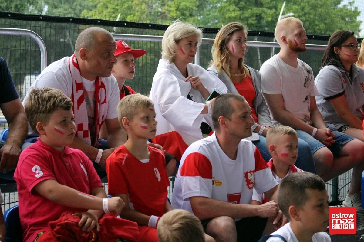 Ostrowianie dopingowali biało-czerwonych (zdjęcia)