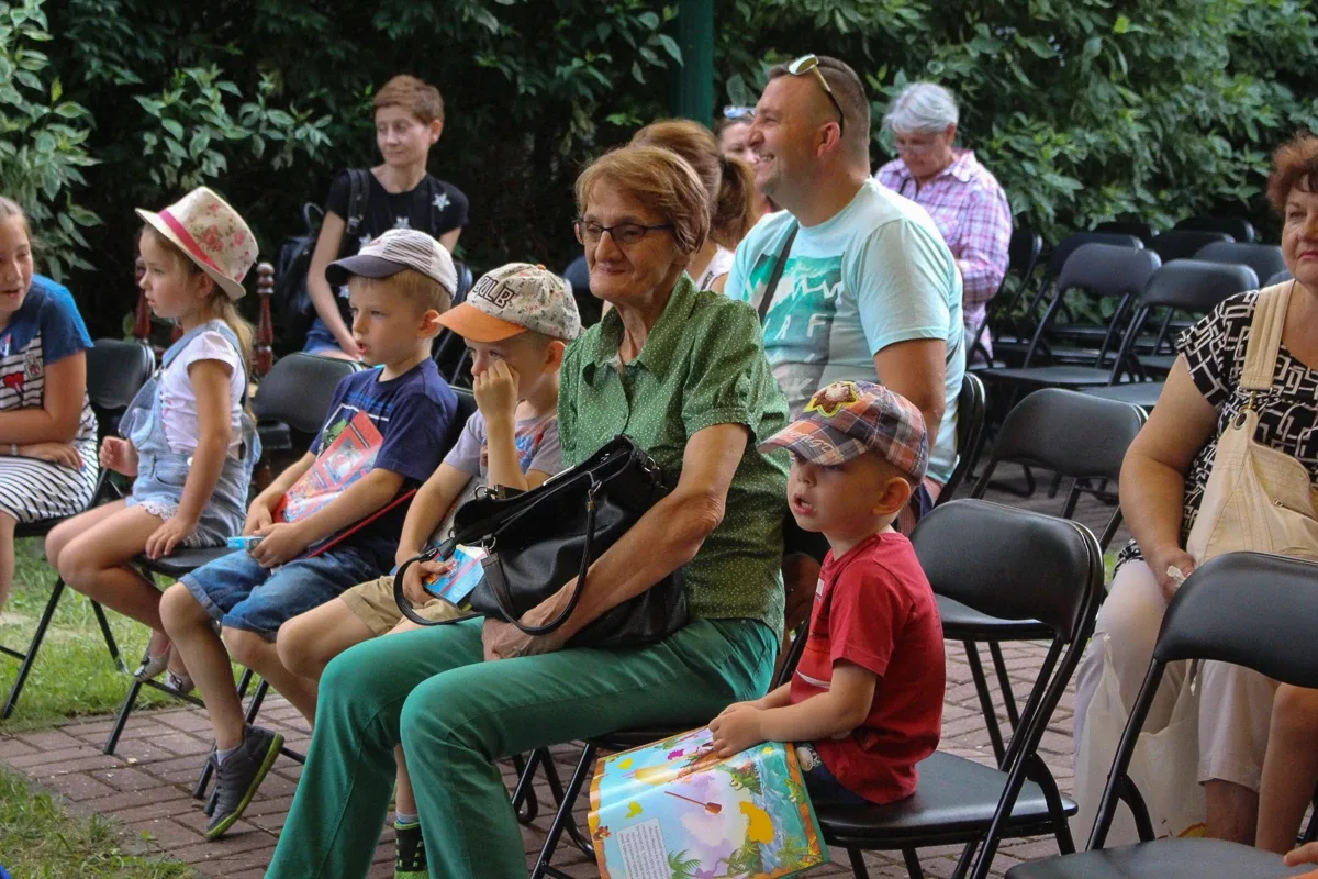 Zabawa z Teatrem Narwal podczas Pikniku z Książką (zdjęcia)