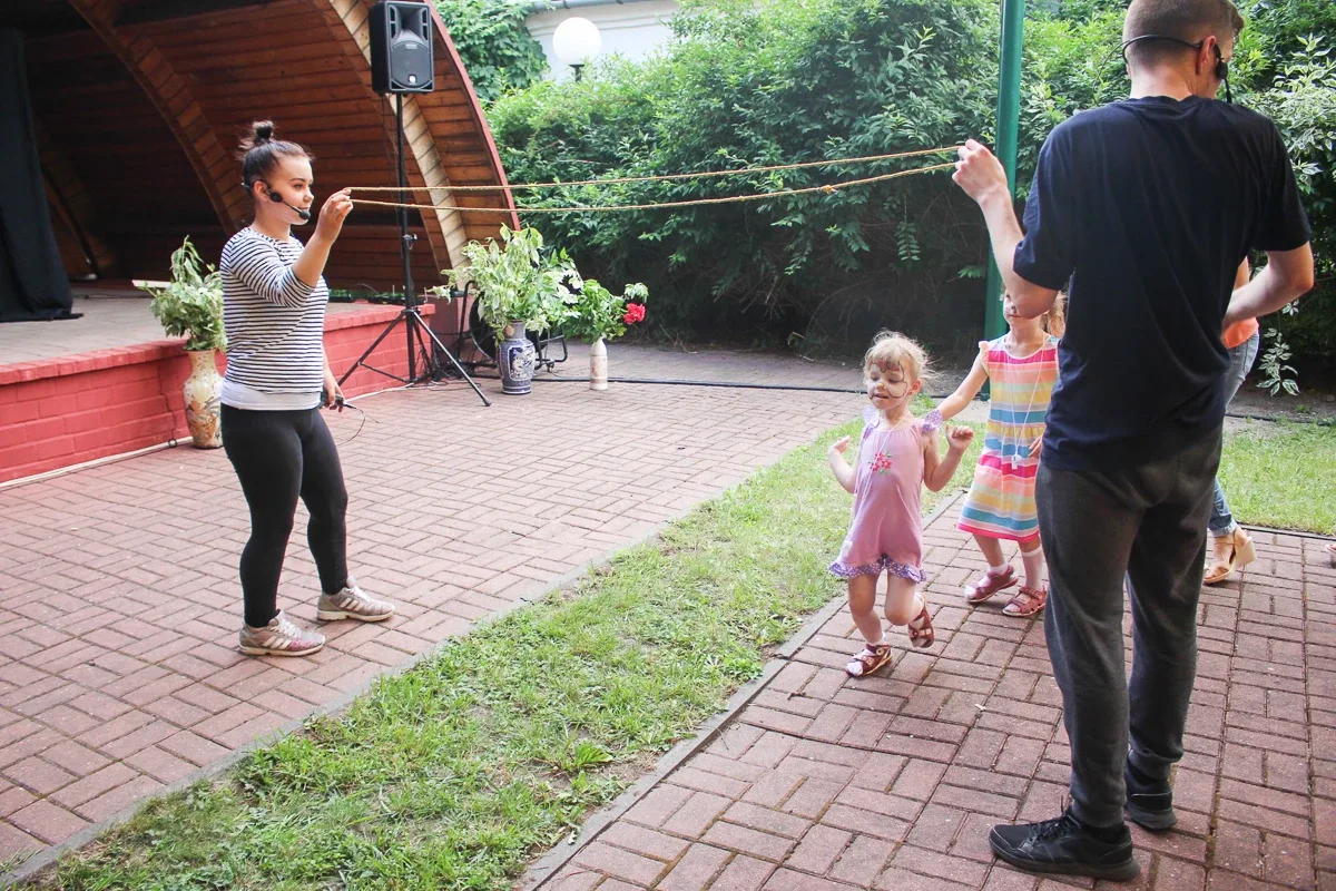 Zabawa z Teatrem Narwal podczas Pikniku z Książką (zdjęcia)