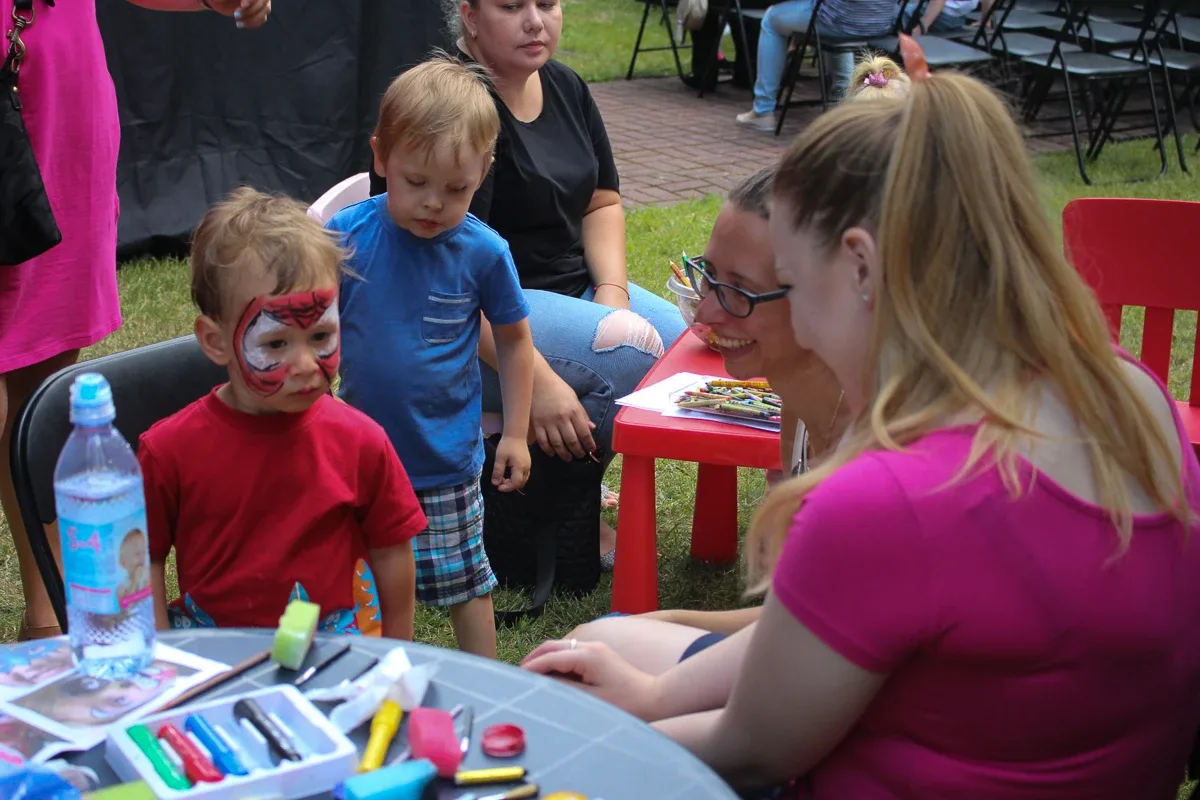 Zabawa z Teatrem Narwal podczas Pikniku z Książką (zdjęcia)