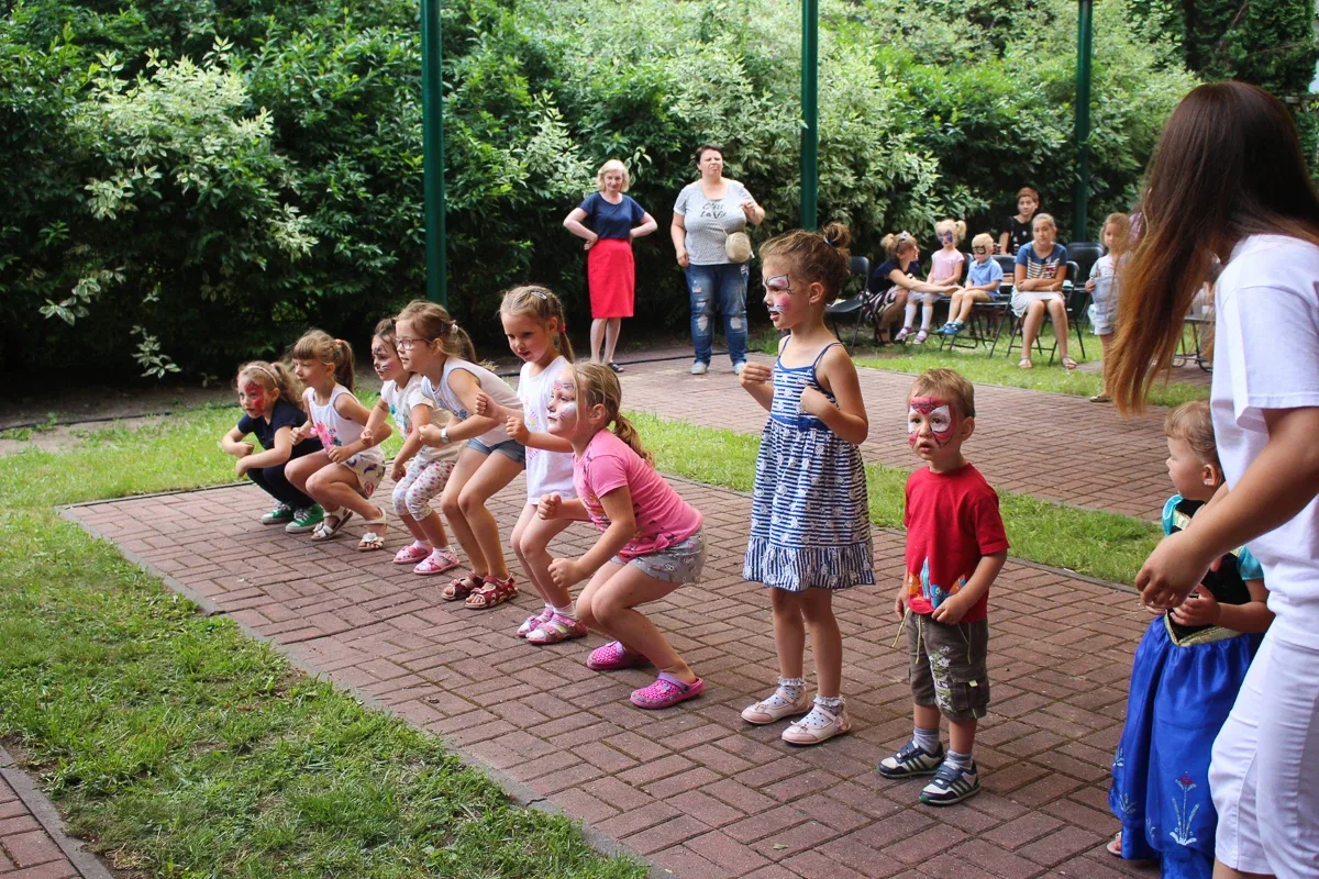 Zabawa z Teatrem Narwal podczas Pikniku z Książką (zdjęcia)