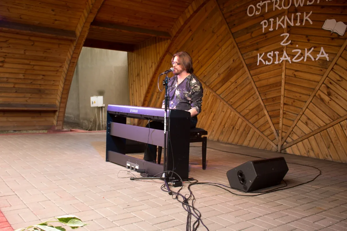 VIII Piknik z Książką - koncert Tobiasza Staniszewskiego (zdjęcia, wideo)