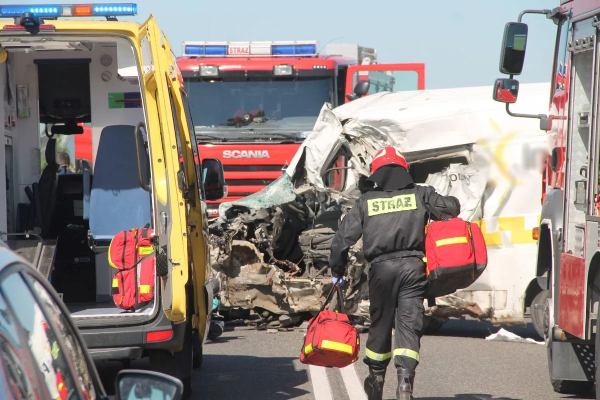 Groźny wypadek z udziałem kierowcy z powiatu ostrowskiego (zdjęcia)