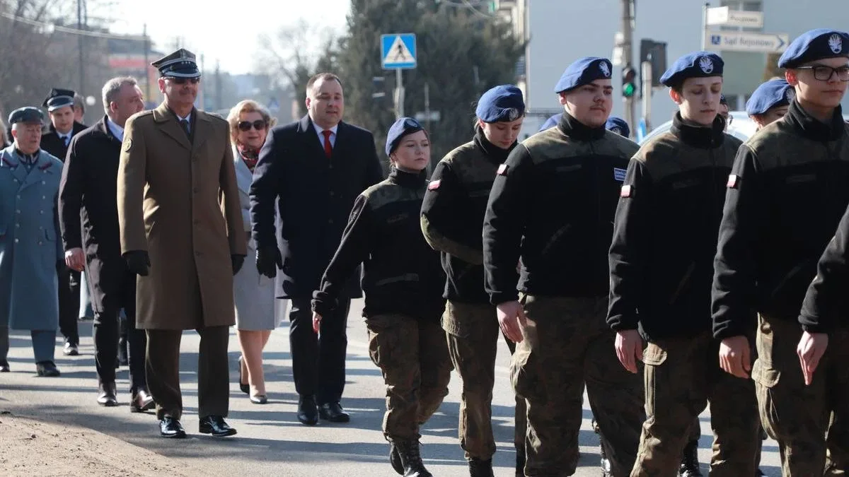Obchody Narodowego Dnia Pamięci Żołnierzy Wyklętych w Ostrowi Mazowieckiej. Bieg, msza i hołd bohaterom (zdjęcia)