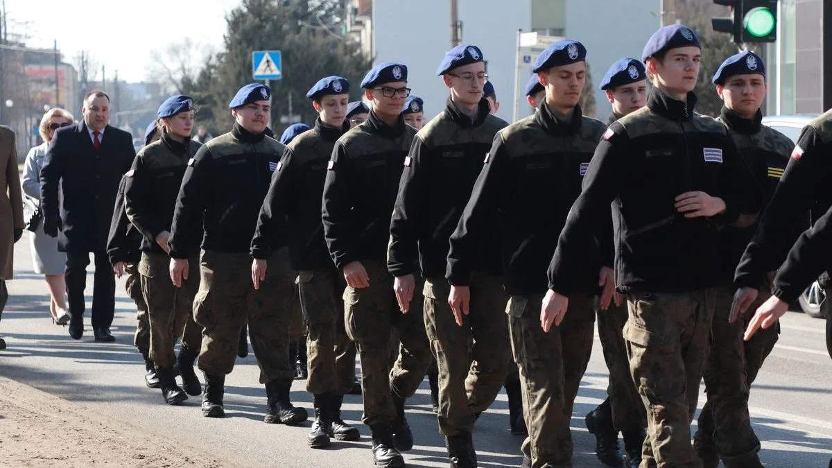 Obchody Narodowego Dnia Pamięci Żołnierzy Wyklętych w Ostrowi Mazowieckiej. Bieg, msza i hołd bohaterom (zdjęcia)